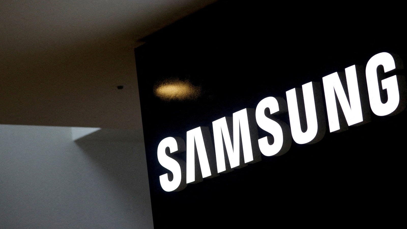 Samsung Races Apple to Develop Blood Sugar Monitor That Doesn’t Break Skin